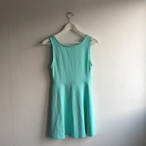  - Superfin klänning från hm med v-ringad rygg