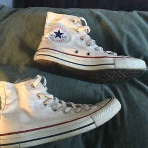  - Fräscha vita converse. Mycket sparsamt använda! Perfekt till våren!
