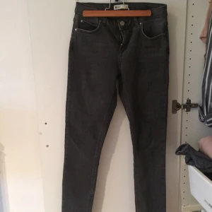  - Hej!

säljer dessa, nyligen köpta jeans i grå färg från Gina Tricor använda endast två gång! I nästan ny skick. Stretchiga och lagom hög

strl 38
Nypris 399 kr