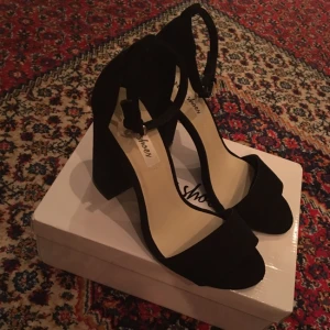  - Oanvända klackar! Superfina men jag är inte en klackskoig tjej, därför behöver dessa ett nytt hem 🌞 hör av er för mer bilder eller så!