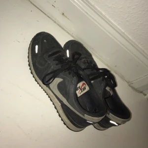  - Nike skor stl 42! Har använt dom ganska mkt förr i tiden så dem ser inte helt nya ut men finns inga hål lr liknande skador på skorna... :-) 