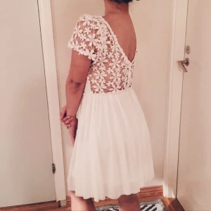  - Fin klänning som kan användas till skolavslutning, student eller sommaren. Har aldrig använt. Skulle säga att den är storlek S-M. Kan gärna skicka flera bilder och detaljer vid intresse. 