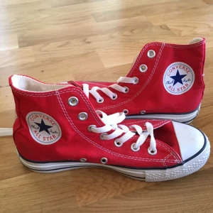 - Röda converse, strl 37 (4,1/2). Endast provade och använda en kort stund utomhus så i mycket gott skick. Säljes eftersom jag ångrar färgvalet.  Fraktas, kan eventuellt mötas upp i Stockholm. Betalning med swisch, kontant eller kontoinbetalning.