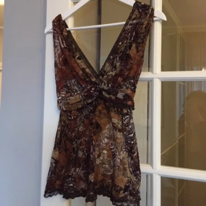  - Spetsblus köpt i en butik i Sturegallerian för längesen. Dragkedja i sidan. Väldigt fin på.