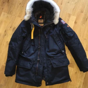  - Näst intill oanvänd parajumper i modellen kodiak. Köpt på NK i november och kvittot finns kvar! Priset går att diskuteras vid snabb affär, kan även skicka fler bilder om så önskas! :)