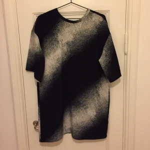 - Säljer min fantastiska Oversize tisha från weekday. Går att ha som tisha eller klänning, båda lika snyggt!!