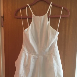  - Vit jumpsuit med spetts nertill 