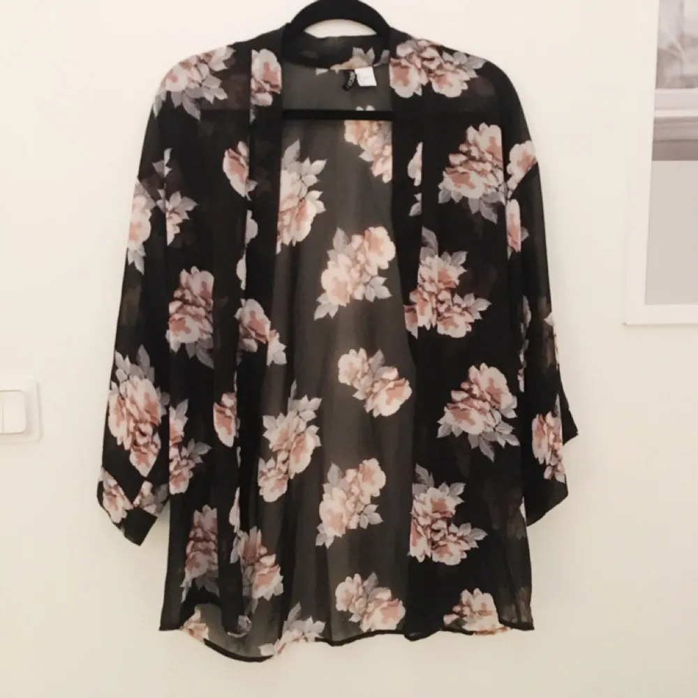 Kimono med blomstermönster. Från H&M, bra skick! . Tröjor & Koftor.