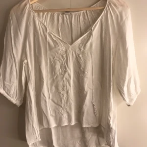  - Fin blus från Forever 21. Använd men fint skick, det har suttit två bruna träkulor på snörena som man ser på bild 2. Antingen kan man sätta dit nya, eller klippa bort snörena helt! Passar även en M.