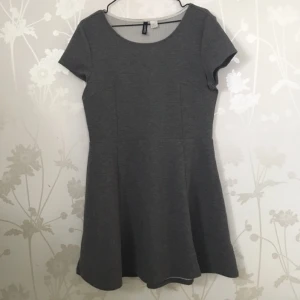  - Fin grå klänning från H&M🌻  🗯 köparen står för frakten eller mötes upp i Stockholm 