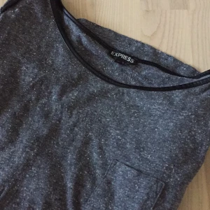  - Snygg tröja med skinnimitation band vid halsen 