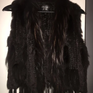  - Äkta och helt ny och oanvänd pälsväst från Hollies! Inköpt för 1300 kr! 