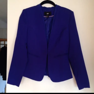  - Fin kornblå kavaj från HM. Endast prövad