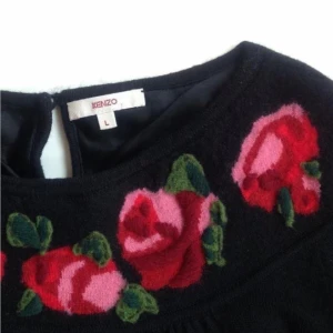  - kenzo, tröja strlk L (funkar även för S/M) svart finstickad med fantastisk brodyr i rosa/rött. endast dry clean. personlig favorit!