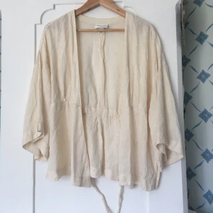  - Kort mönstrad kimono/blus från monki.  Frakten ingår i priset (28kr) 🌱