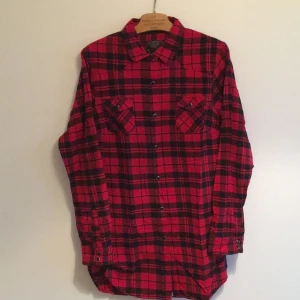  - Skjorta från Warp. Knappt använd. Lång och smal modell. Passar en M eller S om man vill ha den oversize.
Köparen står för frakt.
