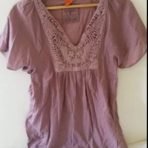  - Jättefin lila topp i storlek large. Knappt använd då den är för stor för mig. Bor i Bromma men kan mötas upp i city :)