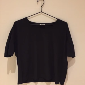  - Fräck tisha från weekday i "kostymigt" material. Fin detalj bak samt lite, lite slits i sidorna. Muy bien säger jag! Riktigt bra skick!