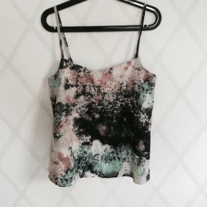  - Snyggt linne från Veromoda. Nytt skick.
Frakt tillkommer.
