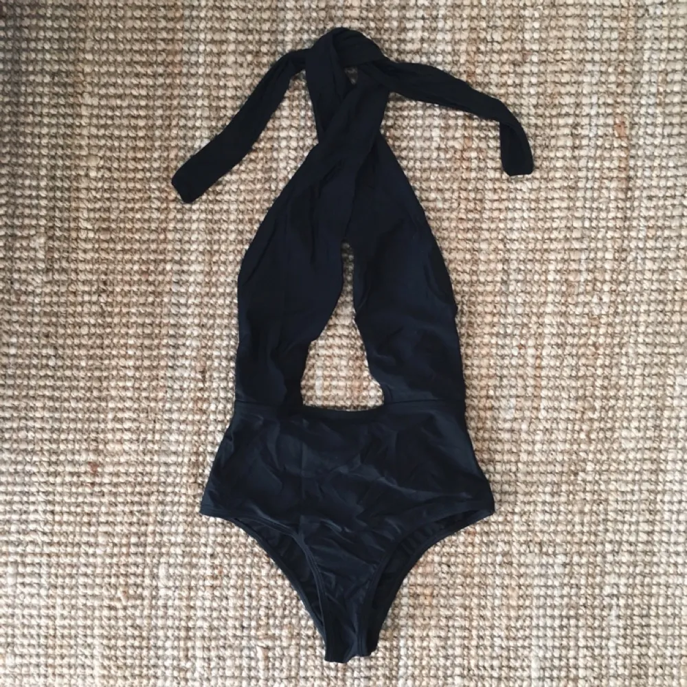 Fin baddräkt med twistad/knytbar hals från NA-KD. Endast provad en gång med underkläder, annars aldrig använd. Bild nr två tillhör @lovisabarkman's Instagram.. Övrigt.