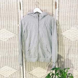 Basic grå hoodie!! Tänker ej försöka sälja in denna mer eller mindre pga det är verkligen bara en grå hoodie, välanvänd och mycket älskad men time to say SASHAY WAY (ruru fans👋) för dig som är sugen på en extra tjockis till sommarkvällarna- VARSÅGOD!   FRI FRAKT 💌   FÖREDRAR SWISH ❗❗❗