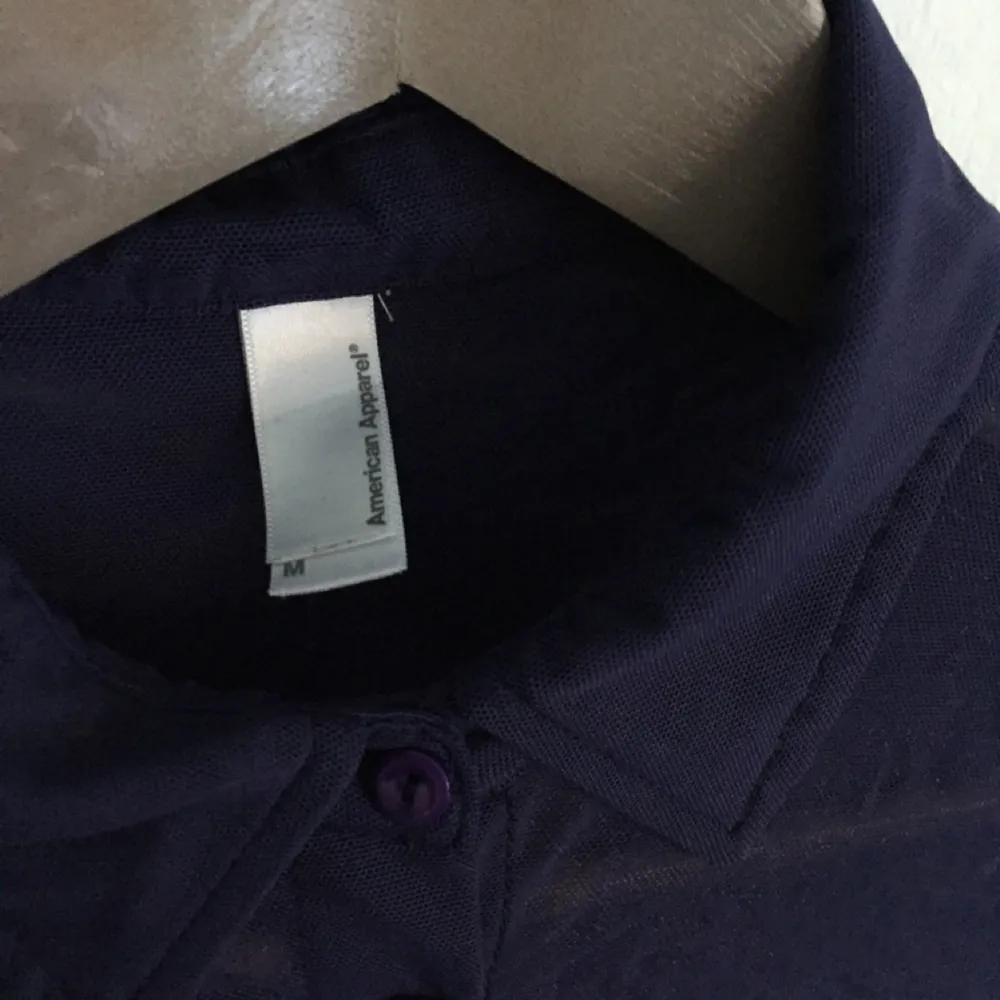 Skjorta från American Apparel. Lila/blå i färgen. Transparent. Normalt skick. 

Köpare står för frakt. . Skjortor.