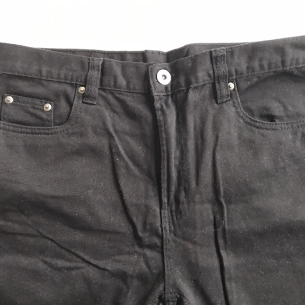 Svart jeans från HM Knäppt använd . Jeans & Byxor.