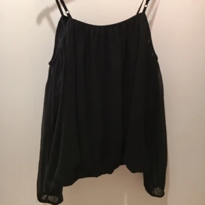  - Off-shoulder blus. Från Nelly.com, bra skick!