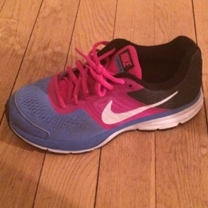  - Nike 37, 250 kr
Haglöfs 38, 300 kr. Använda 2 ggr, fel storlek
Dam