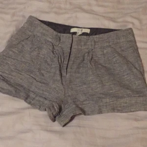  - Jättefina gråmelerade shorts som är i fint skick. Använda vid två tillfällen. Från forever21.

Jag kan frakta eller mötas upp. Vid frakt står köparen för porto. 
Pris kan diskuteras vid snabb affär.

