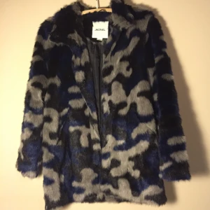  - Kaxigt mönstrad fuskpäls!!
Fr monki. Superfint skick utom nedersta knappen som inte riktigt klickar. 
Rocka vintern!