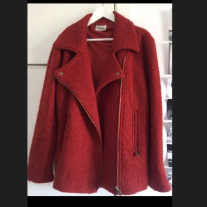  - Röd, kappa från Ganni
