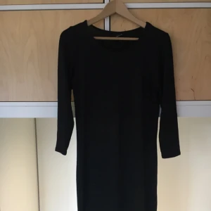  - Svart figursydd lång klänning. Säljer pga garderobsrensning 