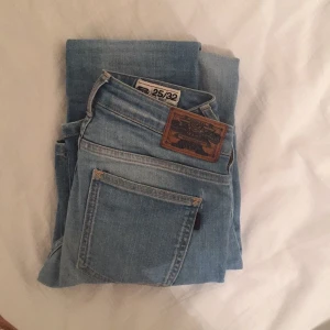  - Ljusblåa bootcut jeans från crocker, strl 25/32. Säljer pga för små för mig.