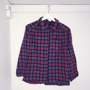  - Skjorta från H&M, storlek 34 passar en XS-S. Bruksskick