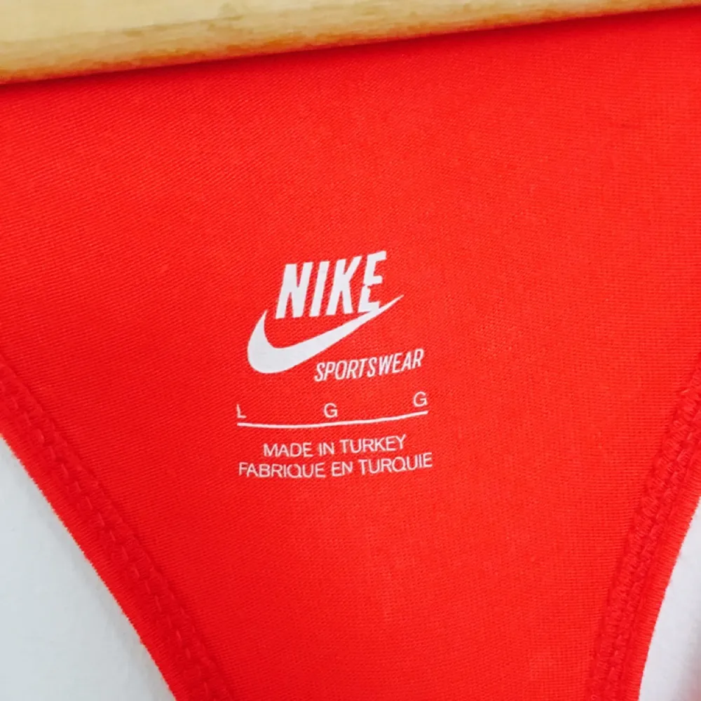 Sportigt linne från Nike. . Toppar.