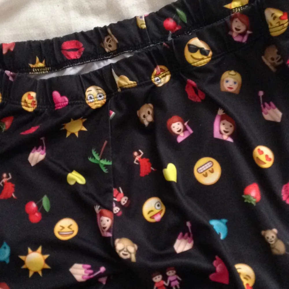 Emoji-leggings! Dom är knappt använda, och är i ett glansigt material! . Jeans & Byxor.