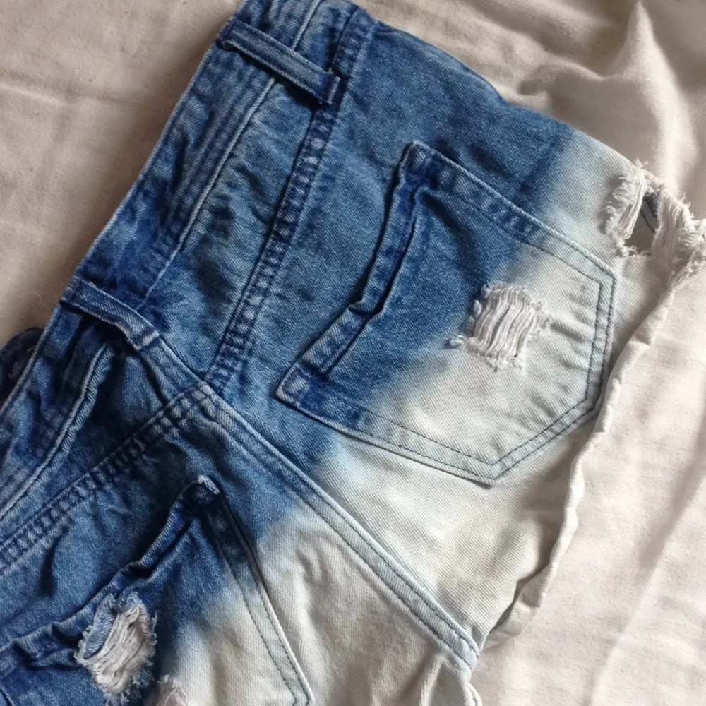 Dipdye blekta jeansshorts ifrån bikbok! . Shorts.