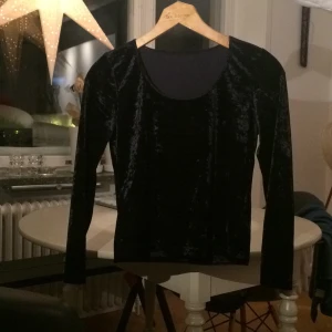  - Svart top i sammet. Jättefint skick. 