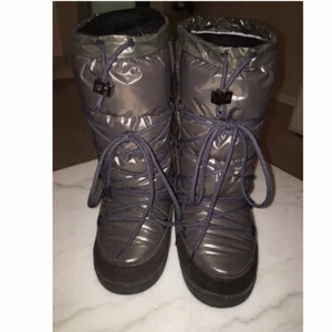  - Helt nya, aldrig använda moncler stovlar. Jag fick de i present men de är inte direkt min stil.  De passar även mig och jag har storlek 38.