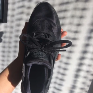  - Säljer mine Nike Huarache! (OBS! Dessa är små i storlek) De är knappt använda och super sköna. Känns som att gå runt på gelé. Jag BYTER jätte gärna dessa mot en annan färg också!! Skorna är i ny skick,  behöver dock bara torkas av ! 