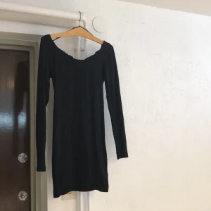  - ⭐️Fodralklänning i strechig jearsey med öppen rygg Strl 38 Tar swish, kan även mötas upp i stan. Köparen står för frakten.