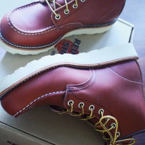  - Red Wing Shoes strl EU 39, UK 6, 25.0 cm  Helt nya/oanvända, för små för mig som vanligtvis har strl 40. Kan skickas mot fraktkostnad eller hämtas i centrala Stockholm. Ett liten "reva" som knappt syns, se bild 3.  Äkta läder  Nypris 2699kr / 299€  Färg oro russet 