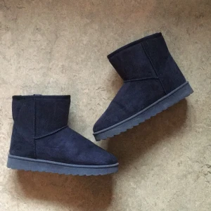  - Knappt använda fake Ugg skor med syntet foder. Mörkblå. Upphämtas iGöteborg, Majorna. 