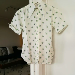  - Shirt with flower patterns