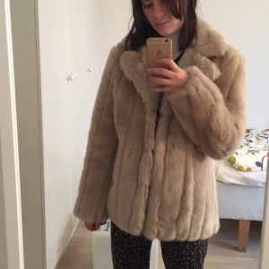 - Fuskpäls i storlek 36/38 i fint skick. Funkar som oversize på mig som har storlek 32/34.