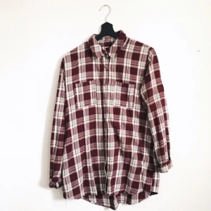  - Vinrödrutig skjorta från BikBok. Storlek L men ganska liten i storleken, skulle säga att den är som en M. Den har gjort sitt i min garderob och behöver ett nytt hem. Frakt tillkommer! 