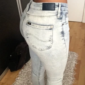  - Lee jeans använda 2-3 ggr. Fint skick, för mer bilder skicka ett meddelande😊