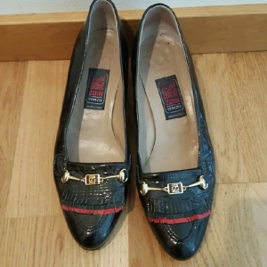  - secondhand pumps i läder 