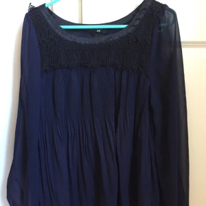  - En mörkblå (svart spets) blouse från HM i fin skick. 
